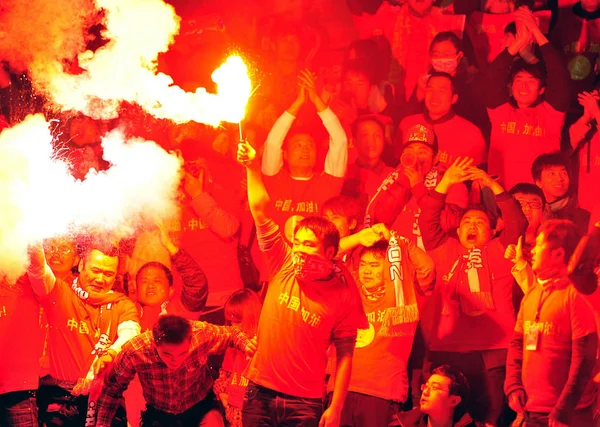 Chinees Voetbalfans Lanceren Vuurwerk Vieren Tijdens Een Vriendschappelijke Voetbalwedstrijd Tegen — Stockfoto