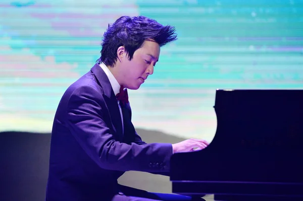 Pianista Chino Yundi Presenta Durante Phoenix Fashion Choice 2013 Beijing — Foto de Stock