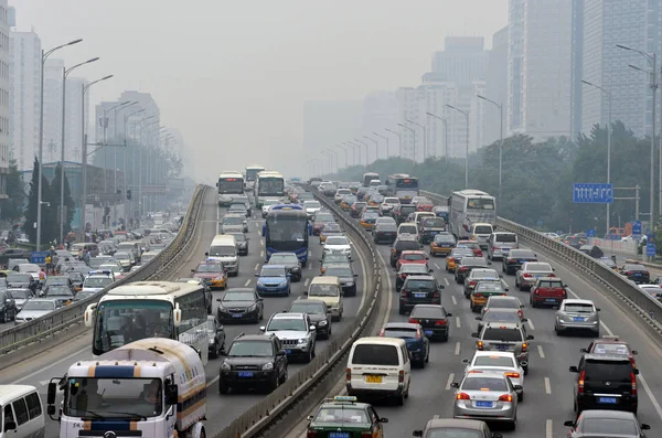 Masy Vozidel Pomalu Pohybují Dopravní Zácpě Silnici Velkém Smogu Pekingu — Stock fotografie