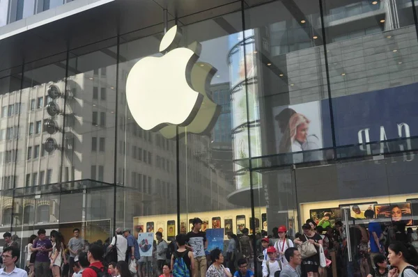 Piesi Chodzą Obok Apple Store Ulicy Handlowej Nanjing Road Szanghaju — Zdjęcie stockowe