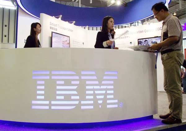 File Chinese Employee Talks Visitor Stand Ibm 9Th China Nanjing — стоковое фото