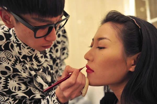 Maquillador Izquierda Pinta Los Labios Del Modelo Chino Chen Zijia — Foto de Stock