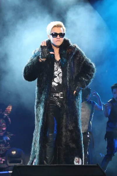 2013年12月22日 台湾歌手兼演员罗秀在台湾新北市举行的圣诞音乐会上表演 — 图库照片