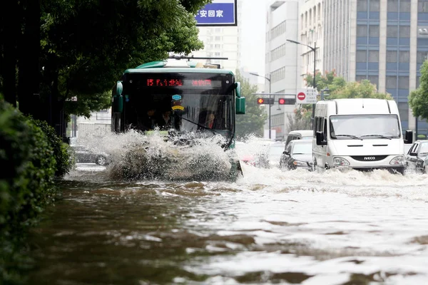 Pojazdy Podróży Zalanych Drogach Ulewnych Deszczów Spowodowanych Przez Typhoon Fitow — Zdjęcie stockowe