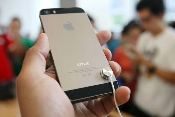 Китайский Клиент Опробовал Новый Смартфон Apple Iphone Магазине Apple Шанхае — стоковое фото
