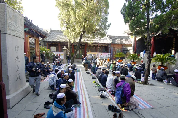 Kinesiska Muslimer Närvara Vid Eid Adha Bön Session Vid Moské — Stockfoto