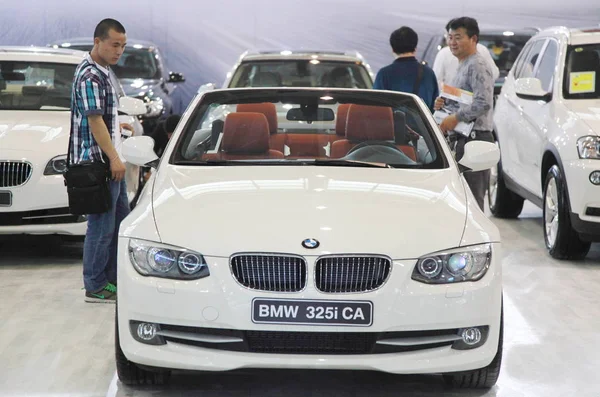 2013年4月28日 在中国东部江苏省南京市举行的车展上 参观者正在看一辆宝马325I Ca敞篷车 — 图库照片