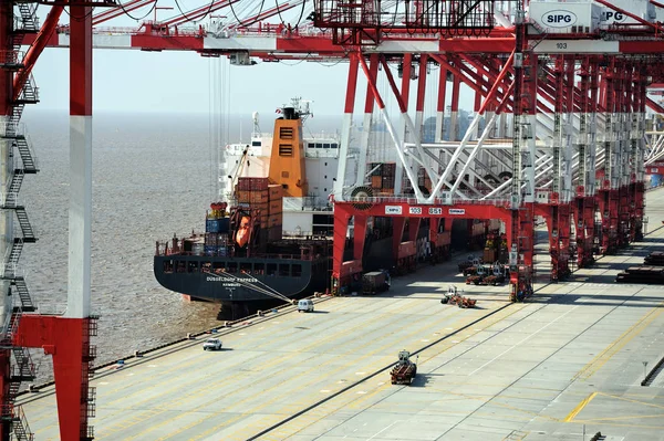 Container Ship Seen Berthing Pier Yangsan Deepwater Port Shanghai International — Stock Photo, Image