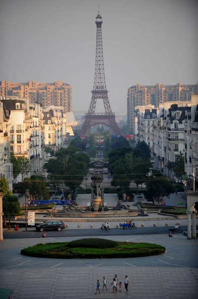 Полуразмерная Копия Эйфелевой Башни Архитектур Парижском Стиле Изображены Тяньдучэне Небольшой — стоковое фото