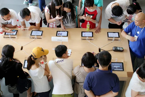 Kipróbál Egy Apple Store Ban Shanghai Kína Smartphone Iphone 2012 — Stock Fotó