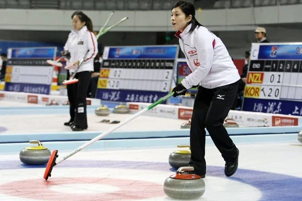 Yumie Funayama Del Giappone Destra Prepara Spazzare Nella Semifinale Femminile — Foto Stock