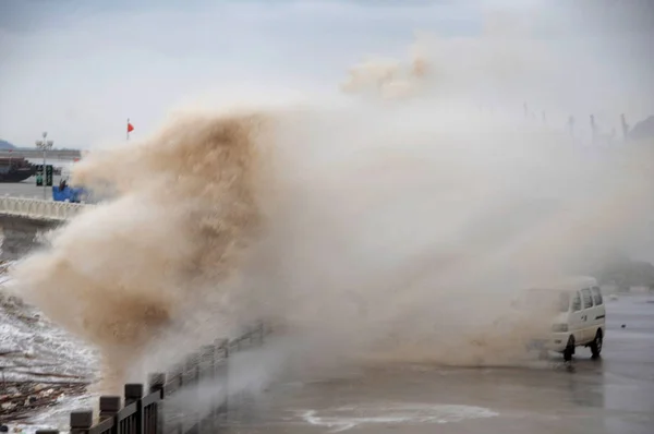 Car Gets Splash Seawater Tidal Bores Caused Typhoon Usagi Hitting — Stock Photo, Image