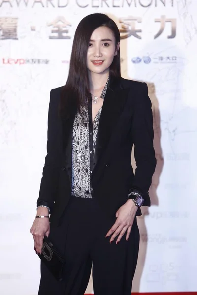 2013年12月19日 中国女演员宋佳在中国北京举行的第四届莱夫颁奖仪式上走上红地毯 — 图库照片
