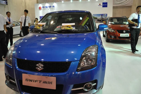 Kínai Munkavállalók Mellé Changan Suzuki Autó Alatt Autókiállítás Qingdao Kelet — Stock Fotó