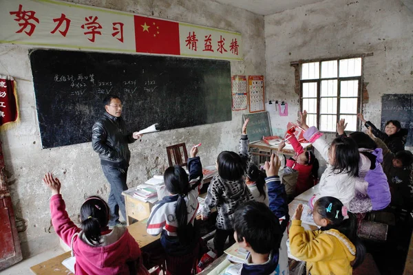 Çinli Bir Öğretmen Daping Köyünde Baigedang Lköğretim Okulu Nda Bir — Stok fotoğraf