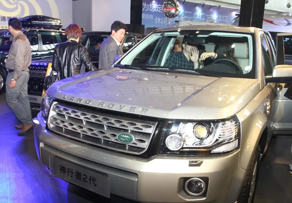 Los Visitantes Prueban Todoterreno Land Rover Durante Una Feria Automóviles —  Fotos de Stock