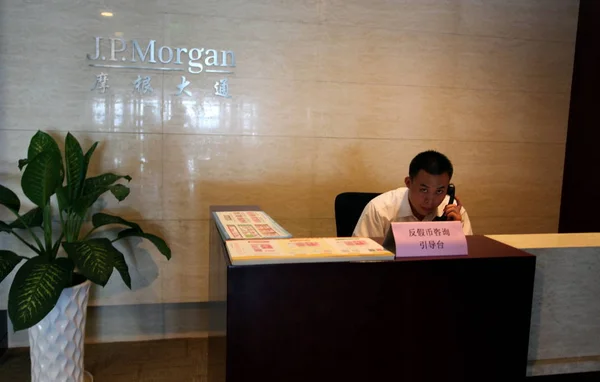 Empleado Chino Trabaja Una Sucursal Morgan Ciudad Suzhou Provincia Chinas — Foto de Stock
