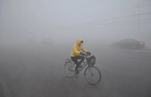 Ciclista Pedala Una Strada Nello Smog Pesante Nella Città Handan — Foto Stock