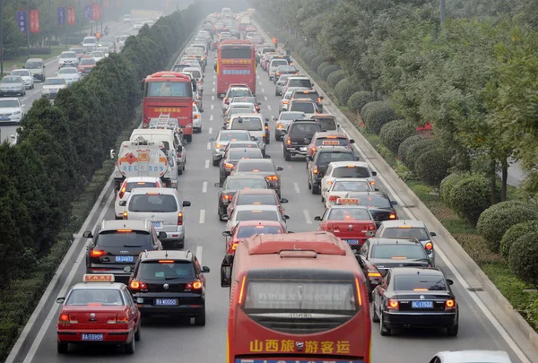 Coches Autobuses Mueven Lentamente Una Autopista Ciudad Taiyuan Provincia Chinas — Foto de Stock