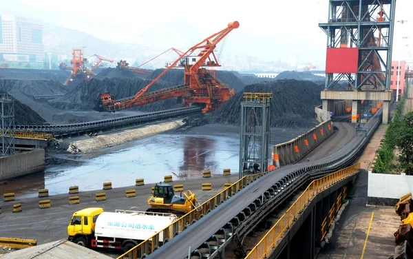Cranes Unload Imported Coal Ship Port Lianyungang Lianyungang City East — Stock Photo, Image