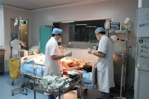 Lékaři Těžce Zraněného Pacienta Při Výbuchu Půlnoci Nemocnici Cenxi Jižním — Stock fotografie