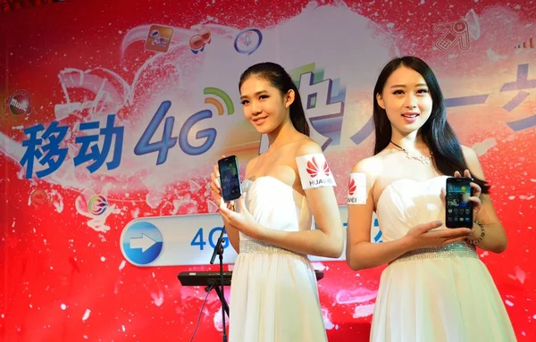 Los Modelos Posan Con Teléfonos Móviles Una Sucursal China Mobile — Foto de Stock