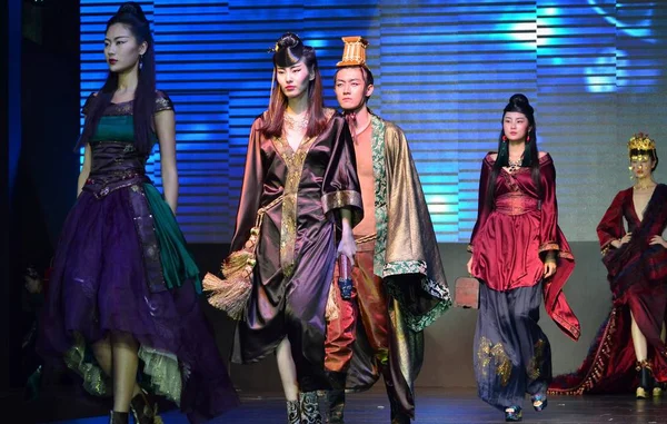 Modeller Visar Nya Skapelser Han Stil Modevisning 2013 Wuhan Internationella — Stockfoto