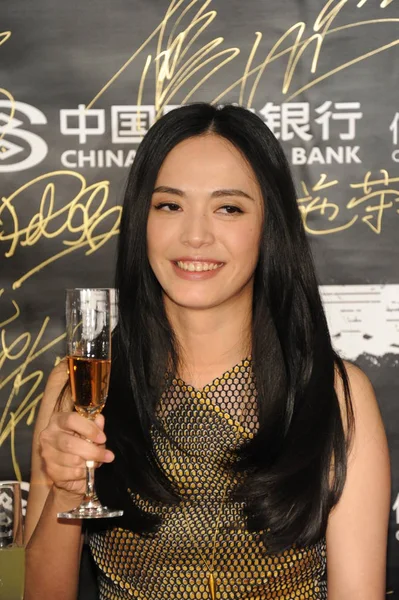 2013年12月8日 中国女演员姚晨在中国北京举行的她的新3D 首映式的红毯上举行香槟 — 图库照片