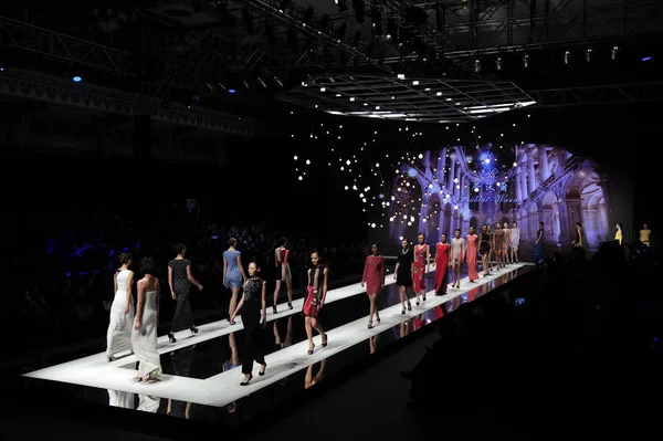 Los Modelos Muestran Nuevas Creaciones Del Diseñador Zhuang Ganran Desfile — Foto de Stock