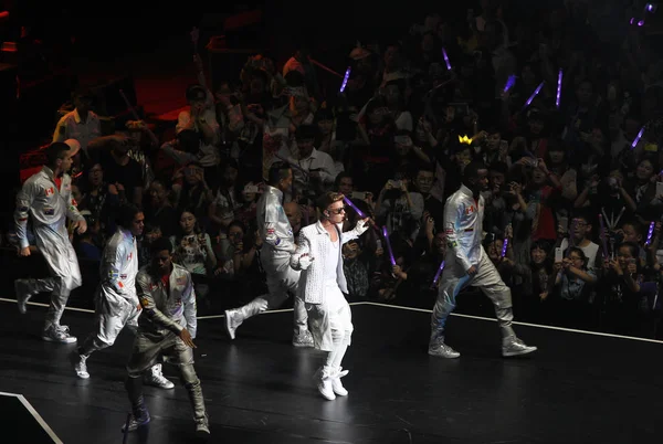 加拿大流行歌手贾斯汀 比伯2013年10月5日在中国上海举行的2013年相信世界巡回演唱会上表演 — 图库照片