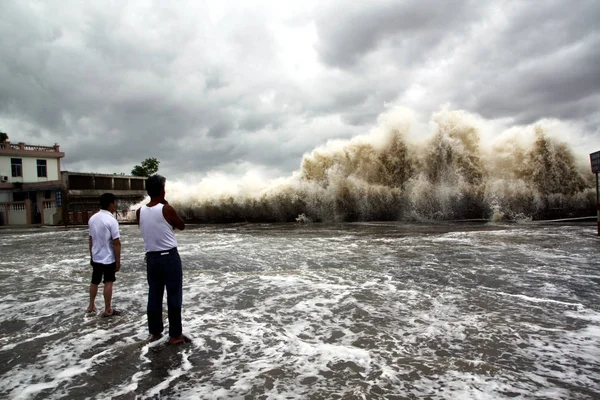 Local Citizens Stand Beach Watching Tida Waves Shenzhen Southeast Chinas — Stock Photo, Image