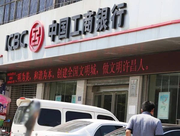 Pedestre Passa Por Uma Filial Icbc Banco Comercial Industrial China — Fotografia de Stock