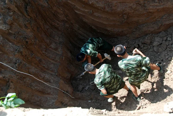 Chinese Firefighters Dig Pit Rescue Young Boy Being Trapped Gap — Stock Photo, Image