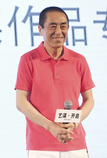 2013年5月28日 中国导演张艺谋在中国北京举行的新闻发布会上与乐愿景合作 面带微笑 — 图库照片