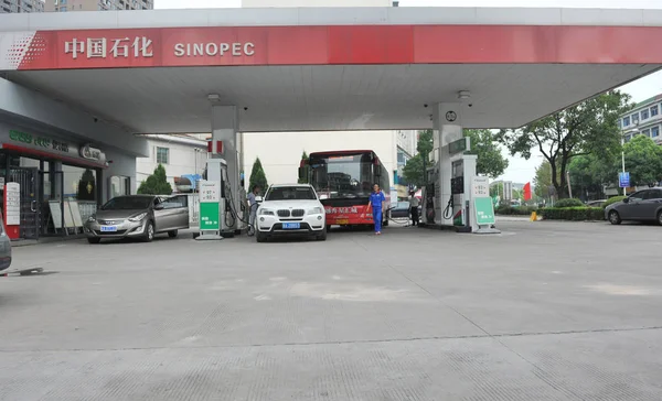 Autos Repostar Una Gasolinera Sinopec Linan Provincia Chinas Zhejiang Agosto —  Fotos de Stock