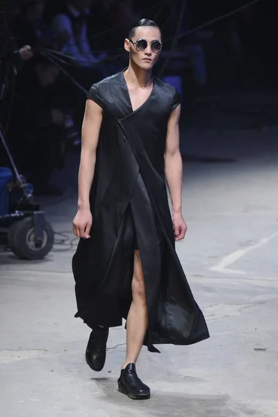 Model Wyświetla Nowe Stworzenie Jiwenbo Pokaz Mody Podczas China Fashion — Zdjęcie stockowe