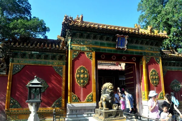 Visitantes Caminham Pelo Portão Yangxin Museu Palácio Também Conhecido Como — Fotografia de Stock