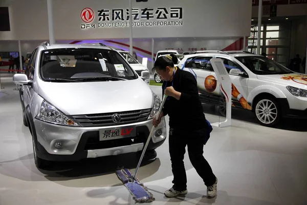 Čistič Pracuje Stánku Společnosti Dongfeng Motor Corporation Dfm Během Pekingské — Stock fotografie