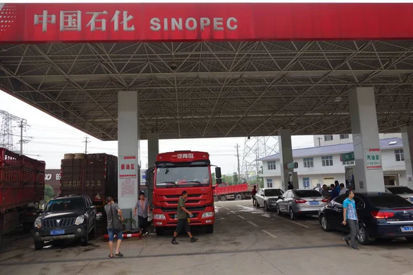 Jármű Üzemanyagú Vonal Fel Benzinkútnál Chenzhou Közép Chinas Hunan Tartomány — Stock Fotó