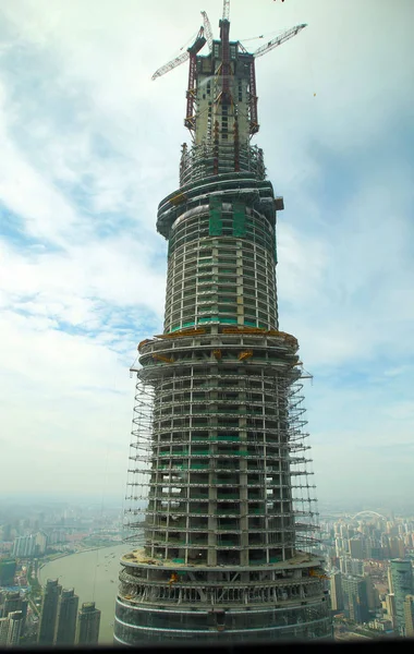 Ostatnie Belki Podnośnikowane Shanghai Tower Przed Zwieńczeniem Dzielnicy Finansowej Lujiazui — Zdjęcie stockowe