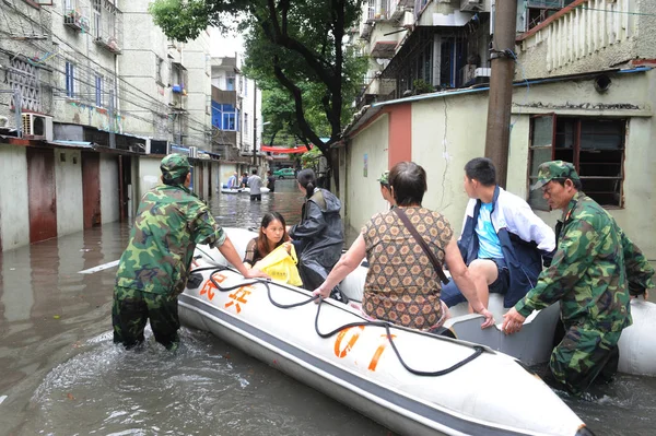 Ντόπιοι Κινέζοι Κάτοικοι Εκκενώνονται Μια Σωσίβια Σχεδία Ένα Πλημμυρισμένο Δρόμο — Φωτογραφία Αρχείου
