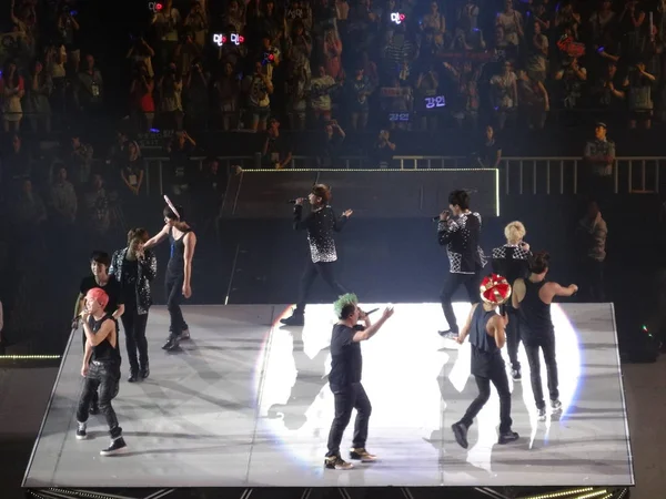 Leden Van Zuid Koreaanse Popgroep Super Junior Uitvoeren Tijdens Hun — Stockfoto
