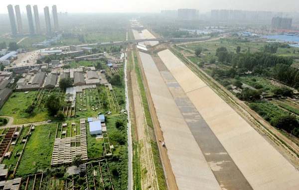 河南省郑州市南水北调工程中线近完运河鸟图 河南省中部 — 图库照片