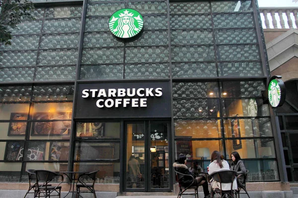 Πελάτες Απολαμβάνουν Καφέ Μια Καφετέρια Starbucks Καφέ Στην Wuhan City — Φωτογραφία Αρχείου