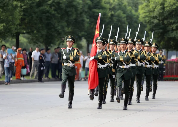 Des Policiers Paramilitaires Chinois Défilent Lors Une Cérémonie Levée Drapeau — Photo