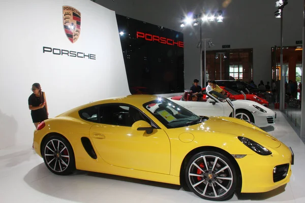 Посетители Смотрят Автомобили Porsche Стенде Porsche Время Автомобильной Выставки Хайкоу — стоковое фото