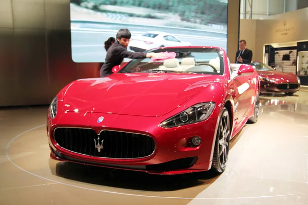 Trabajador Desempolva Maserati Granturismo Durante Exposición Internacional Automóviles China Guangzhou — Foto de Stock