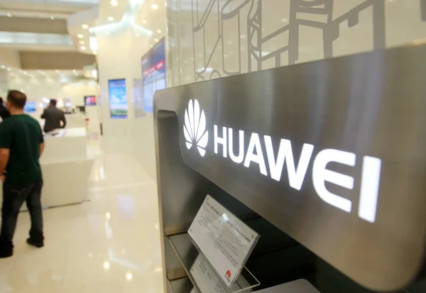 Nsanlar Shenzhen Huawei Technologies Ltd Merkezi Ziyaret Güney Chinas Guangdong — Stok fotoğraf