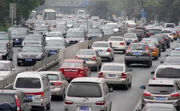 Massas Carros Movem Lentamente Engarrafamento Uma Estrada Pequim China Abril — Fotografia de Stock