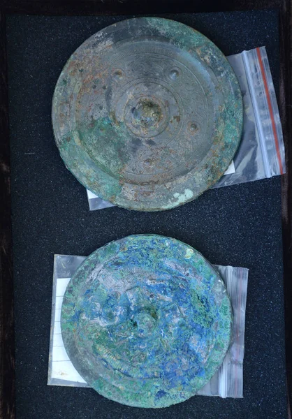 Два Бронзовых Зеркала Обнаруженных Древних Гробниц Династии Хань 202 220 — стоковое фото